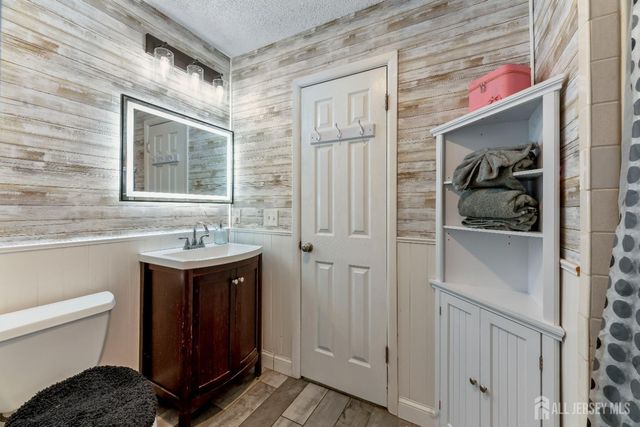 8 Tanglewood Drive, Barnegat, NJ 08005