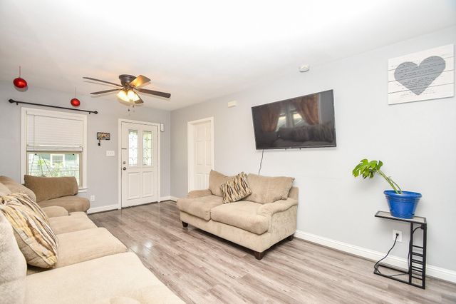 1607 Sylvester Road, Houston, TX 77009