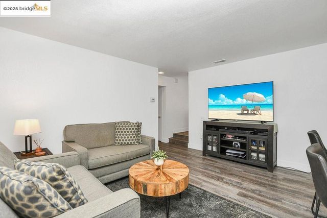 640 Mockingbird Ln, Oakley, CA 94561