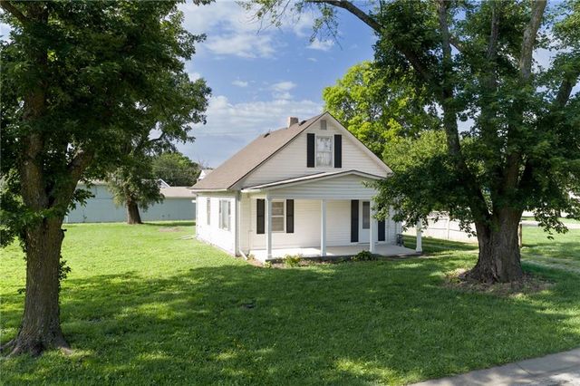 110 E 3rd Street, Tonganoxie, KS 66086