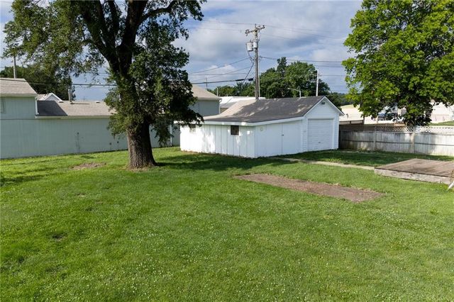 110 E 3rd Street, Tonganoxie, KS 66086