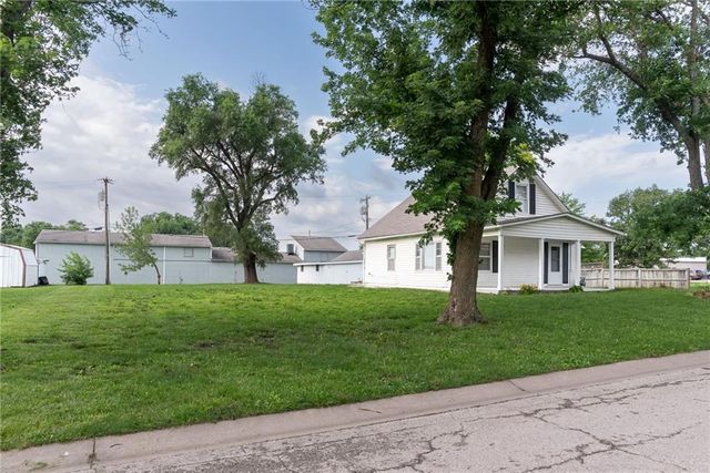 110 E 3rd Street, Tonganoxie, KS 66086
