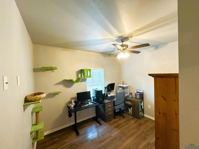 206 Hurley Ave, Gladewater, TX 75647