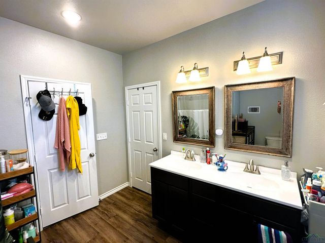 206 Hurley Ave, Gladewater, TX 75647