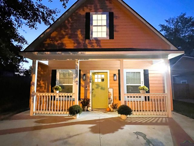 206 Hurley Ave, Gladewater, TX 75647