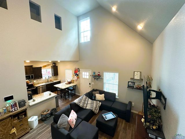 206 Hurley Ave, Gladewater, TX 75647