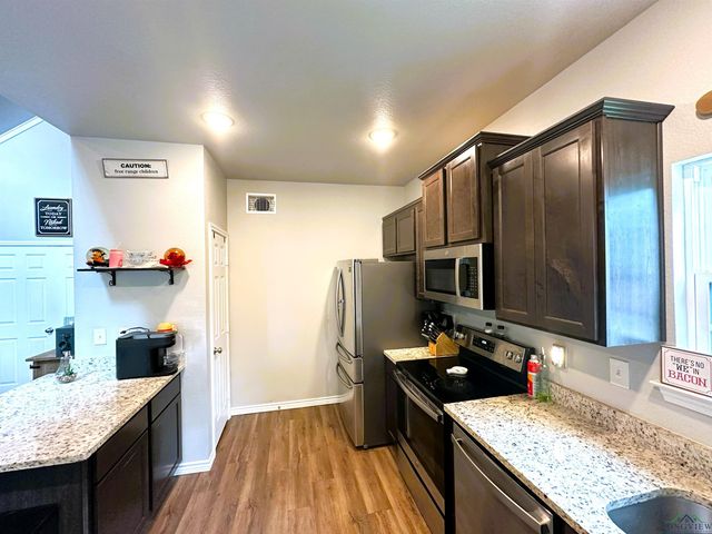 206 Hurley Ave, Gladewater, TX 75647