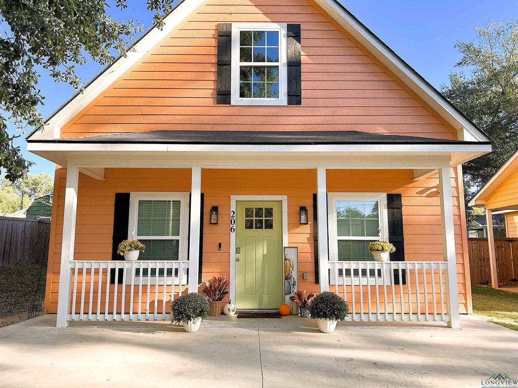 206 Hurley Ave, Gladewater, TX 75647