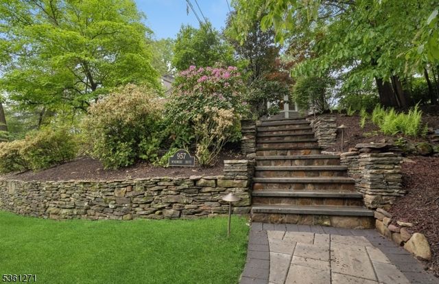 957 Woodmere Dr, Westfield Town, NJ 07090