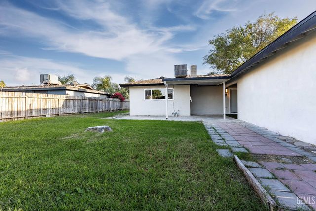 1112 San Vicente Drive, Bakersfield, CA 93307
