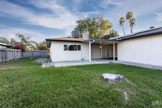 1112 San Vicente Drive, Bakersfield, CA 93307