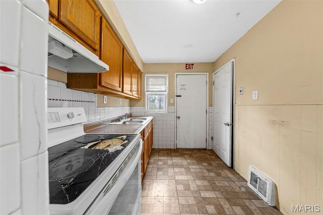 7806 Underhill Drive, St Louis, MO 63133