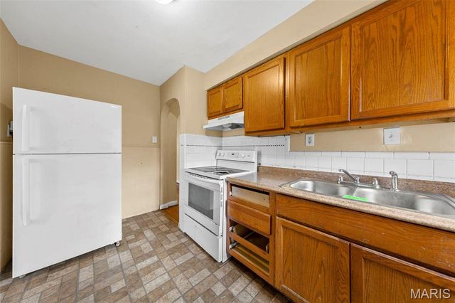 7806 Underhill Drive, St Louis, MO 63133