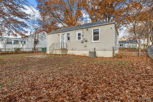 7806 Underhill Drive, St Louis, MO 63133