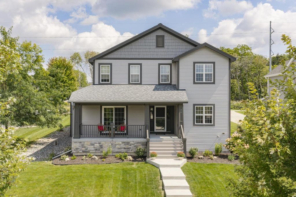 466 Bleeker STREET, Delafield, WI 53018