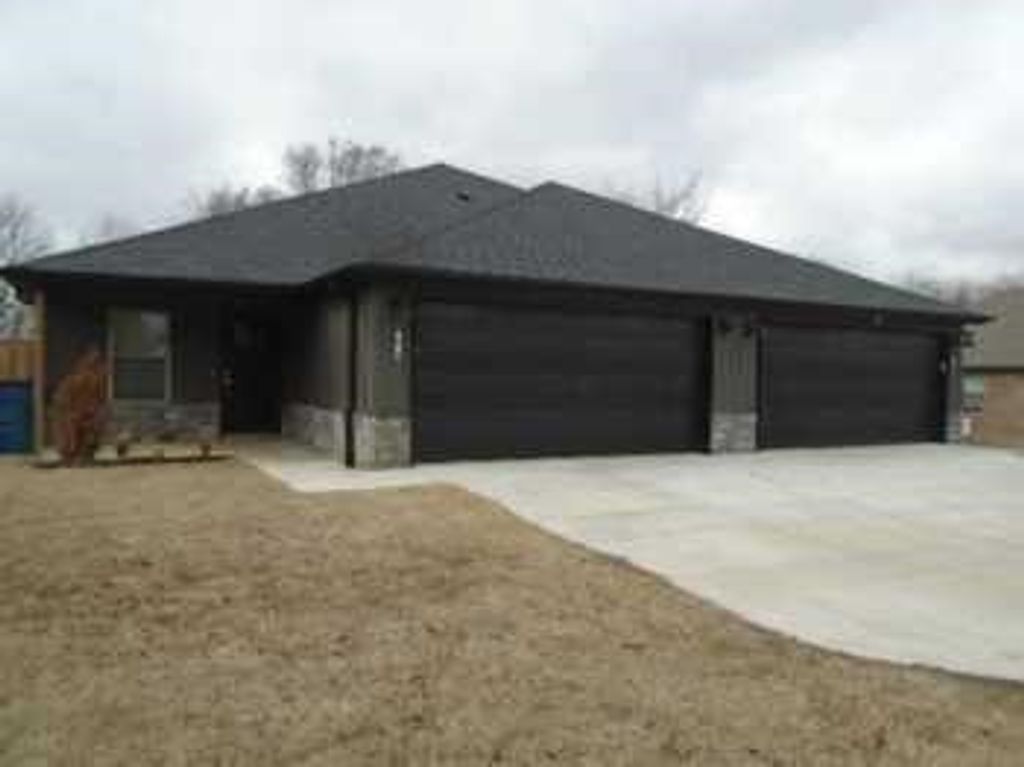 505 N Collins Avenue A & B, Gentry, AR 72734