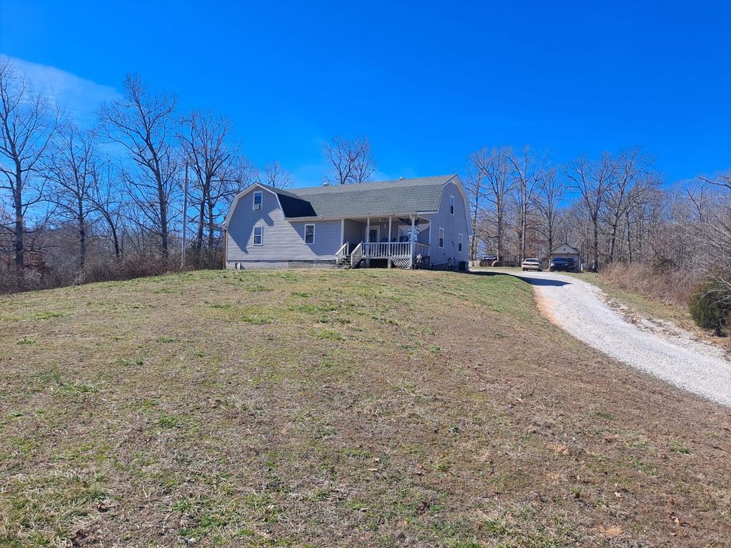 945 Sheehy Rd, Mc Ewen, TN 37101