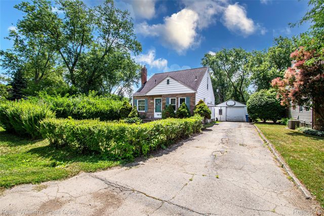 445 Lakeside Drive, Waterford Charter Township, MI 48328