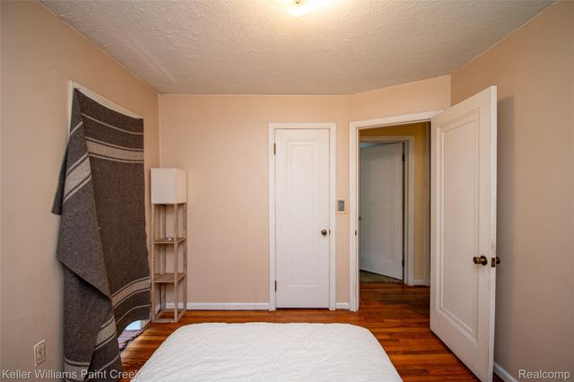 445 Lakeside Drive, Waterford Charter Township, MI 48328