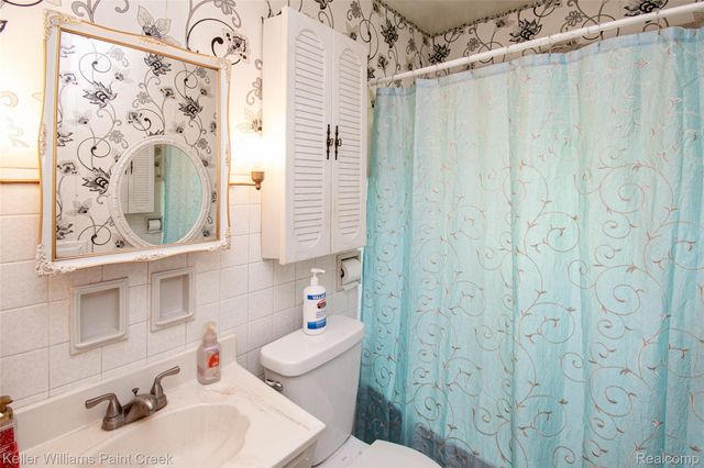 445 Lakeside Drive, Waterford Charter Township, MI 48328