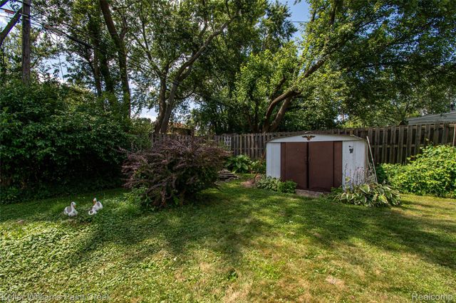 445 Lakeside Drive, Waterford Charter Township, MI 48328