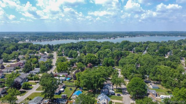 445 Lakeside Drive, Waterford Charter Township, MI 48328