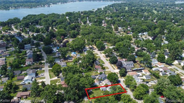 445 Lakeside Drive, Waterford Charter Township, MI 48328
