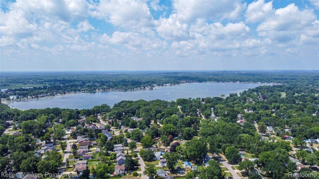 445 Lakeside Drive, Waterford Charter Township, MI 48328