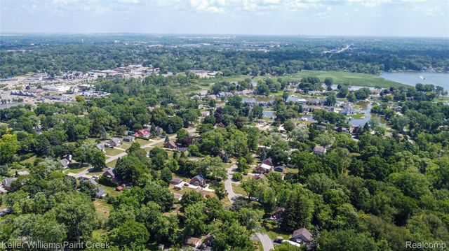 445 Lakeside Drive, Waterford Charter Township, MI 48328