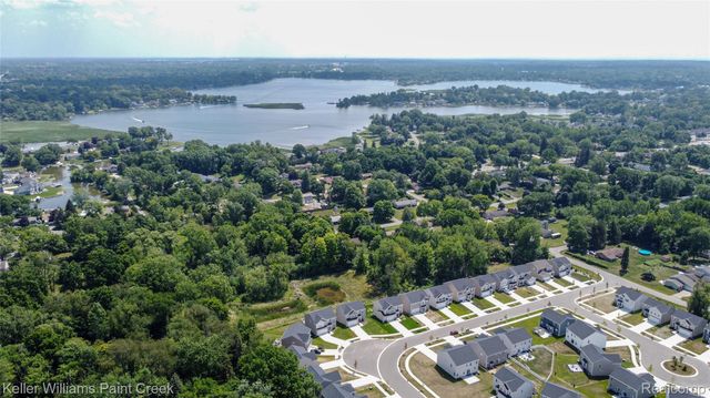 445 Lakeside Drive, Waterford Charter Township, MI 48328