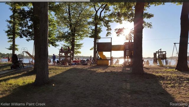 445 Lakeside Drive, Waterford Charter Township, MI 48328