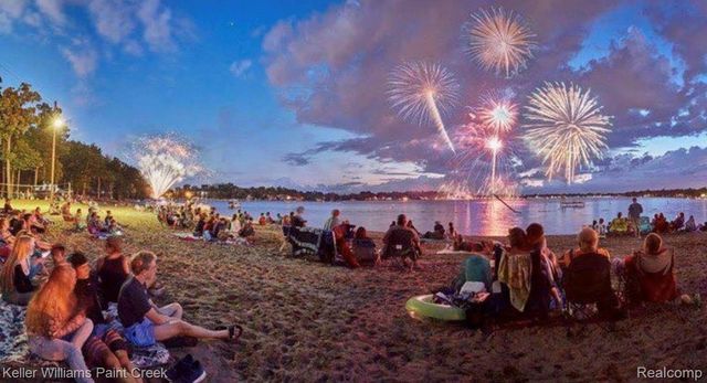 445 Lakeside Drive, Waterford Charter Township, MI 48328