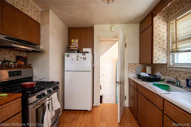 445 Lakeside Drive, Waterford Charter Township, MI 48328