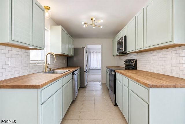 1634 Newport CT, Fort Myers, FL 33907