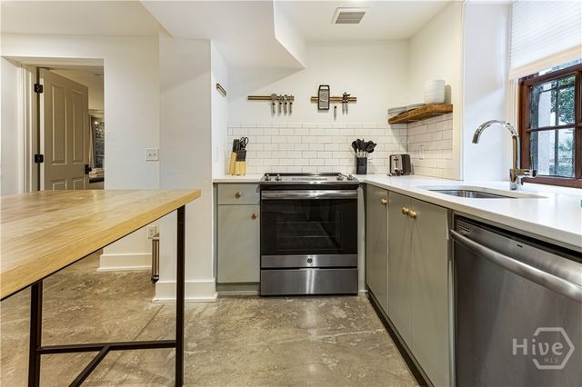 1 E Gordon Street 1, Savannah, GA 31401