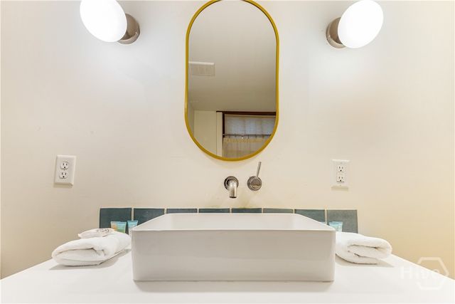 1 E Gordon Street 1, Savannah, GA 31401