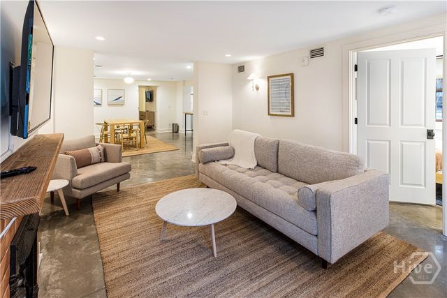 1 E Gordon Street 1, Savannah, GA 31401