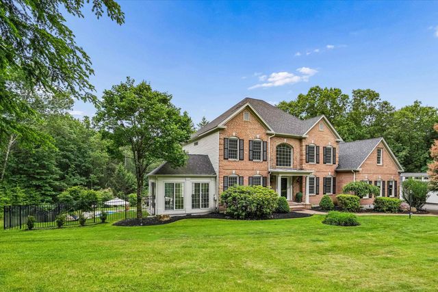 15 Strafford Lane, Bedford, NH 03110