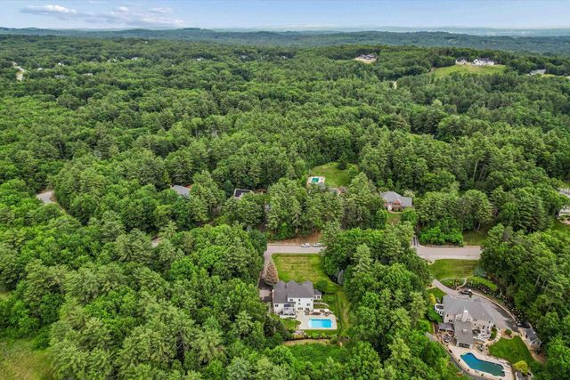 15 Strafford Lane, Bedford, NH 03110