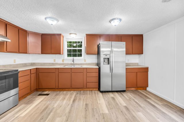 6112 King Robert Ln, Westmoreland, TN 37186