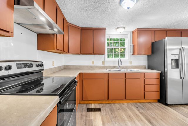 6112 King Robert Ln, Westmoreland, TN 37186