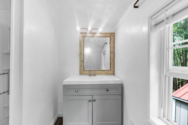 6112 King Robert Ln, Westmoreland, TN 37186