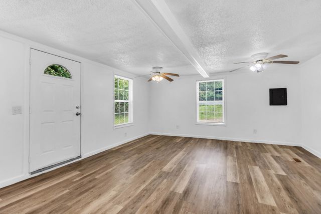 6112 King Robert Ln, Westmoreland, TN 37186
