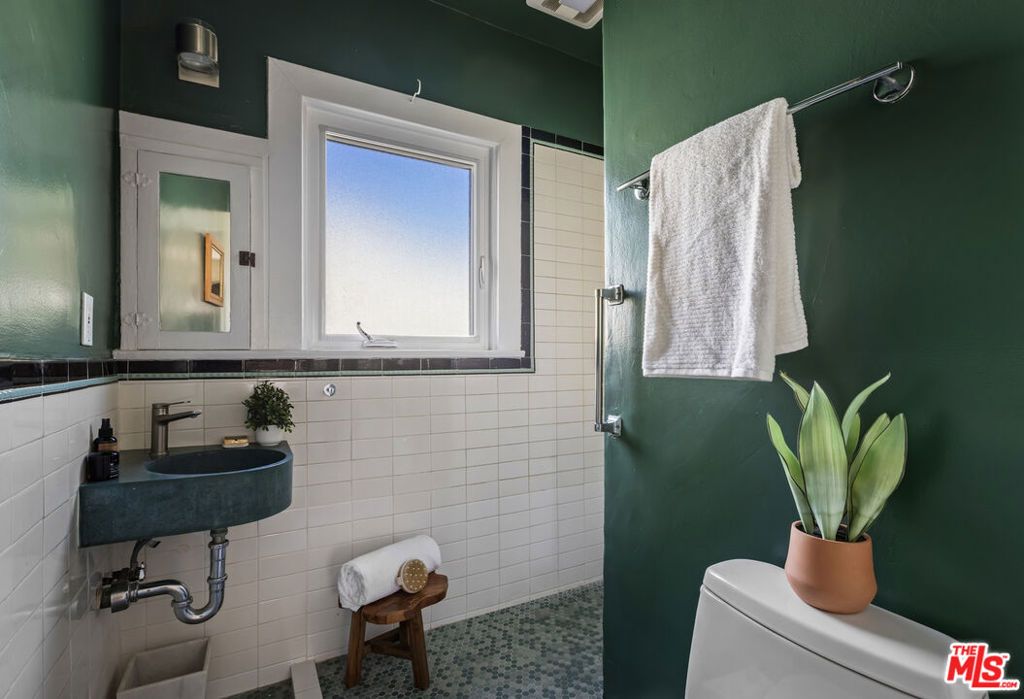 Image 17 of property listing at 3915 Effie Street, Los Angeles, CA 90029