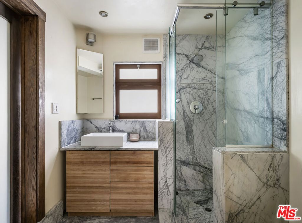 Image 32 of property listing at 3915 Effie Street, Los Angeles, CA 90029