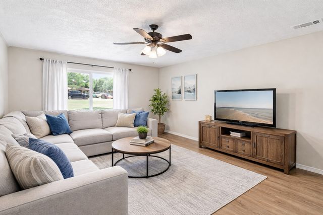 131 Carol Lane, Pecan Hill, TX 75154