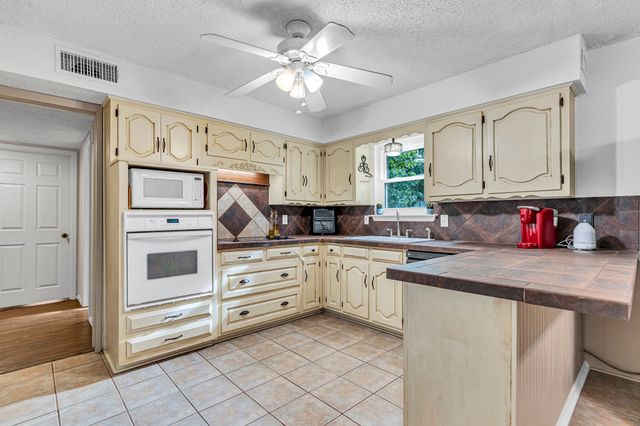 131 Carol Lane, Pecan Hill, TX 75154