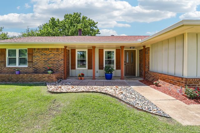 131 Carol Lane, Pecan Hill, TX 75154