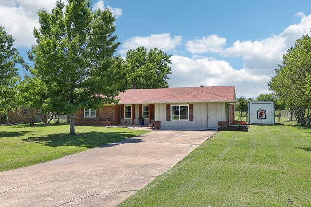 131 Carol Lane, Pecan Hill, TX 75154