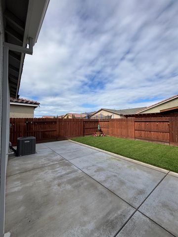 1434 Hayley St, Los Banos, CA 93635
